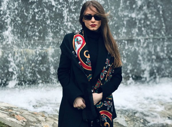 Comment assortir des accessoires dorés avec une tenue noire pour un look élégant?