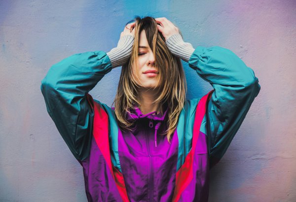 Quelles astuces pour porter des robes midi avec des bottines à talons pour un style affirmé?