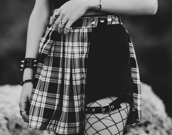 Comment intégrer des éléments de style gothique dans une tenue de bureau?